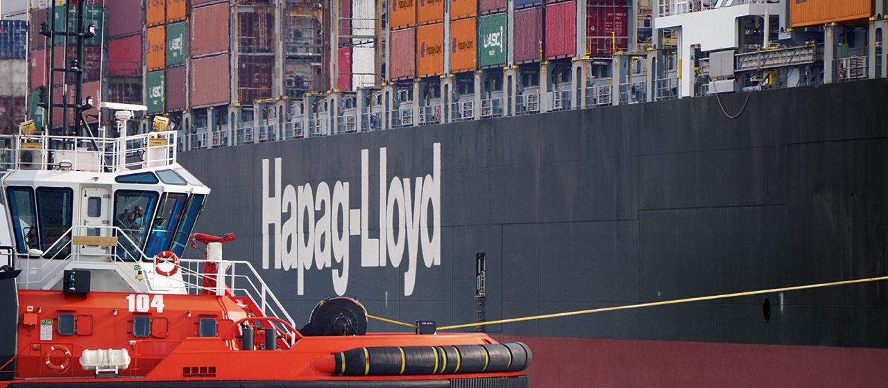 Containerschip JAZAN van Hapag-Lloyd aanmeren Genua
